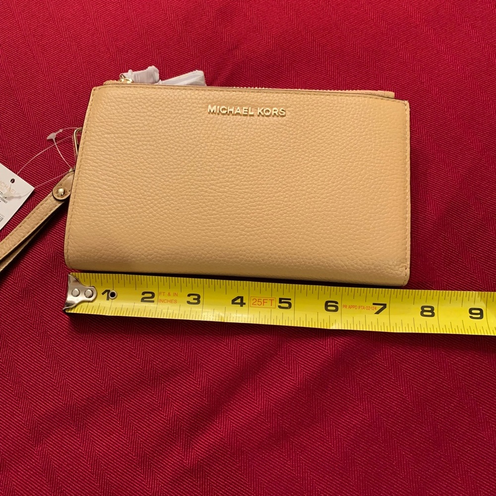 Michael Kors wristlet in Butternut leather